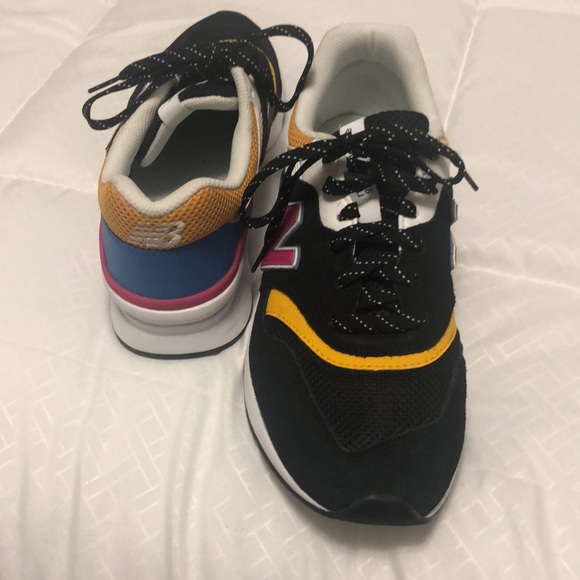 Mens size 10 black new balance sneakers with multi colored accents - Picture 3 of 5